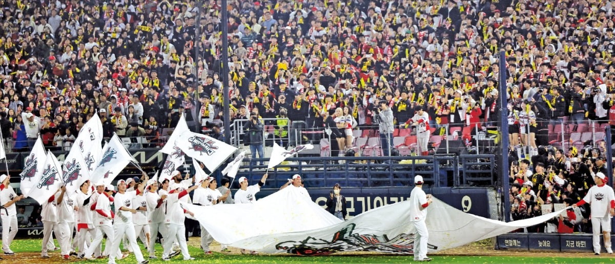 王楚钦3-1莫雷加德晋级四强！王皓及时暂停完美调整，采访谈复仇