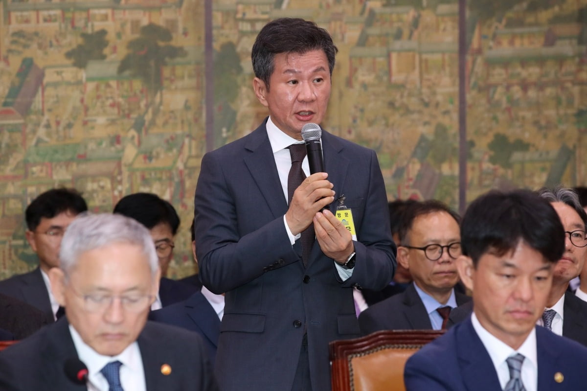 身穿C罗皇马7号球衣，网红Speed和奥运百米冠军莱尔斯赛跑