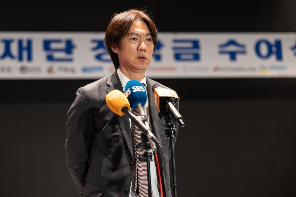 弗里克：亚马尔、拉菲和伊尼戈都踢了很多比赛，我们必须轮换