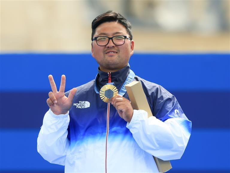 很低调！NBA杯两连冠得主哈姆手持盒饭，踱步离开球馆