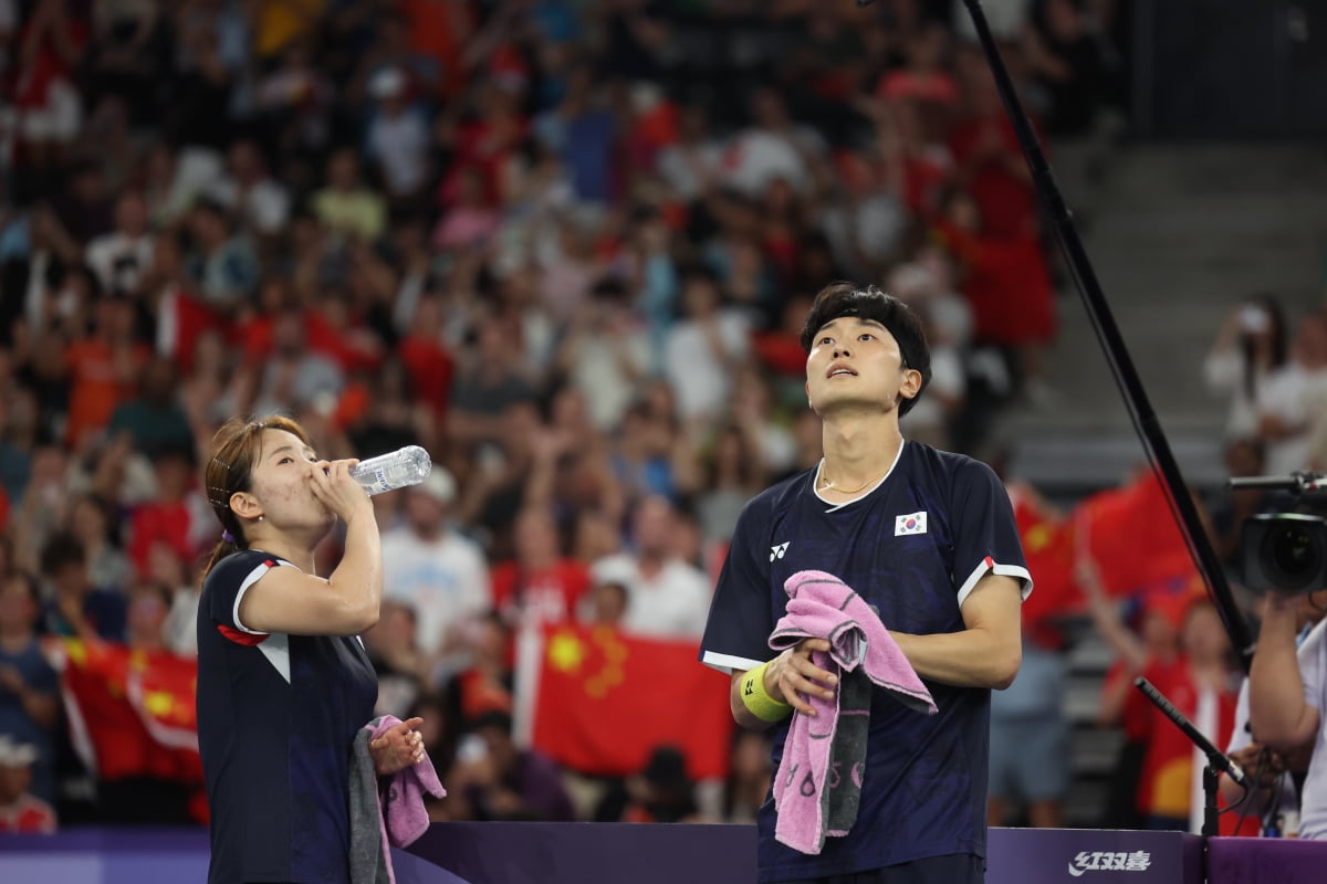 妻子晒与梅西合照，一家人为参加比赛的大儿子蒂亚戈加油