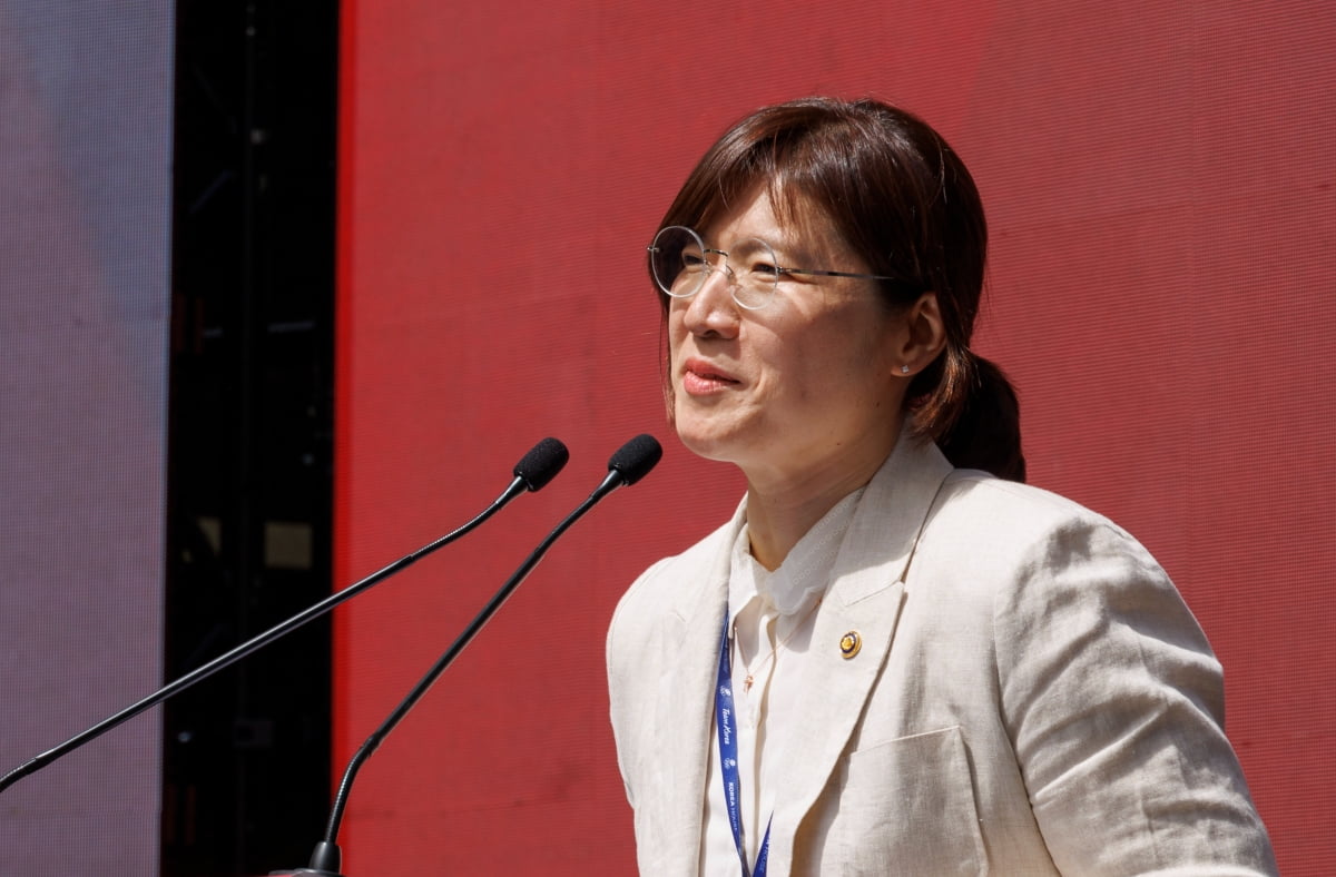 世体：双标！维尼修斯嘲讽裁判没事，莱万嘲讽裁判被禁赛