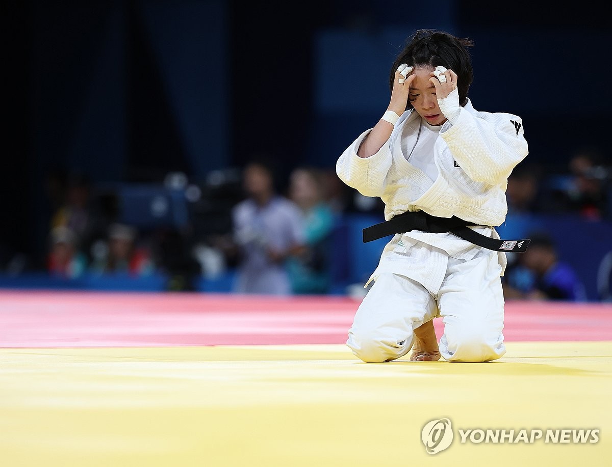 阿莫林时代来临，曼联发布赛前海报：埃里克森、迪亚洛出镜