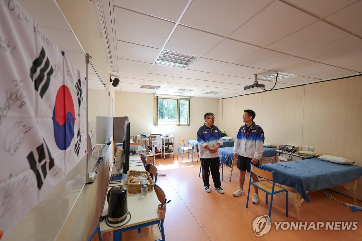 这不给红？科斯塔肘击基托面部染黄，客队球员纷纷上前索要说法