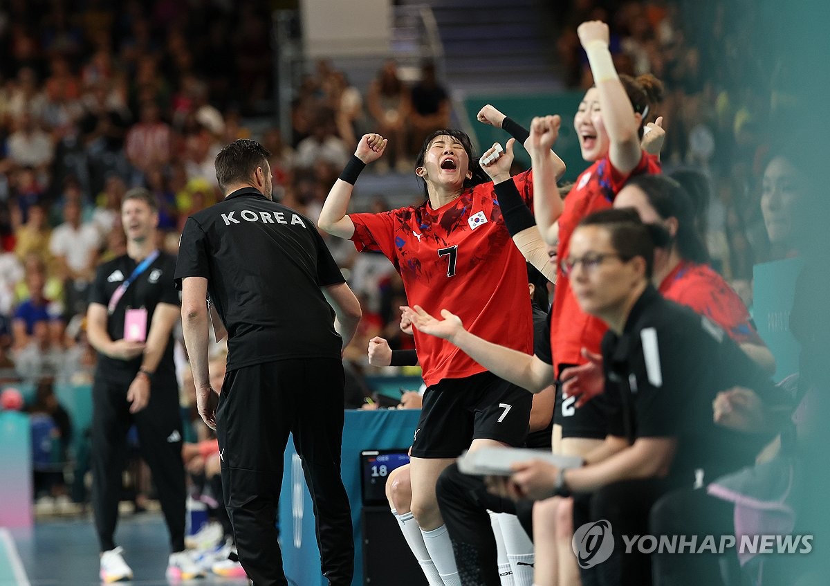 “侠”路相逢 “勇”者归来！克莱重返湾区 独行侠VS勇士谁能拿下NBA杯首胜？