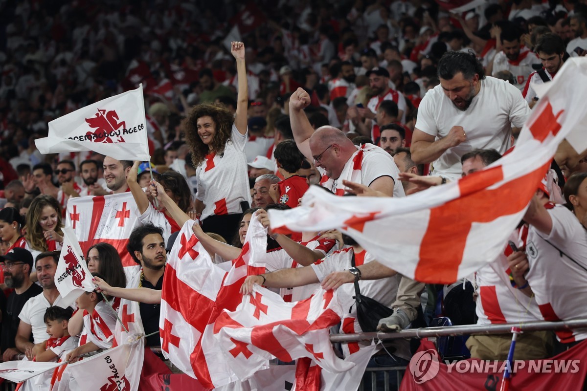 梅西与家人外出骑行 儿子马特奥身穿亚马尔19号球衣