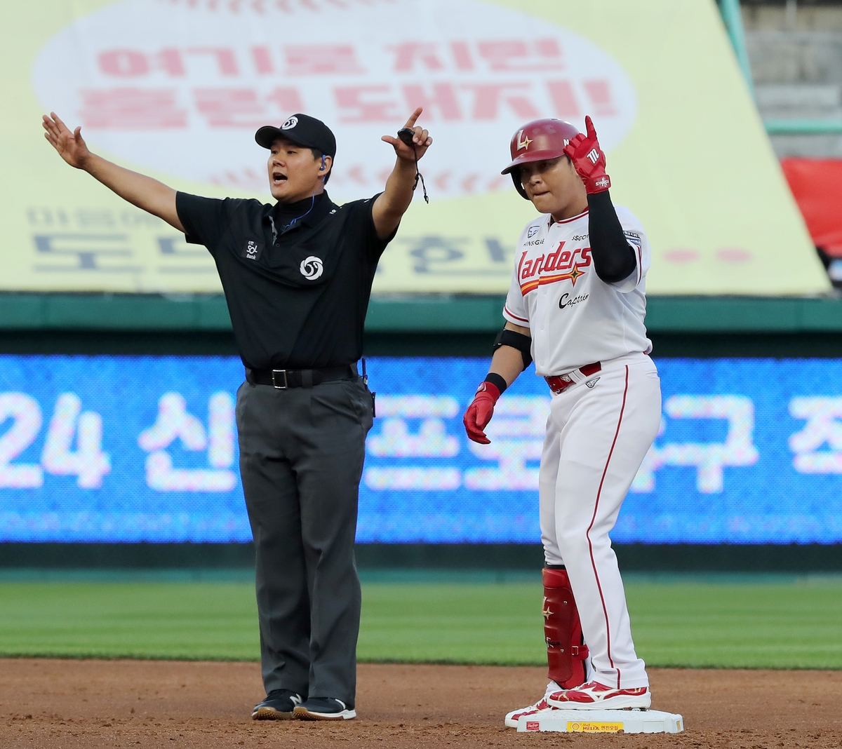多点开花！勇士12人轮换，半场21次助攻领先老鹰25分