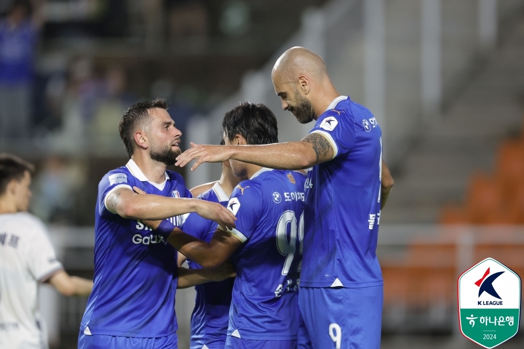 奇才跨节轰出一波16-0刚领先8分，黄蜂立即还一波6-0追回分差
