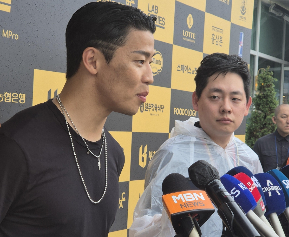 B费谈奥纳纳失误：他以为德利赫特能够接到那个球，我们依旧信任他