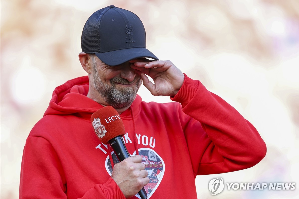 王少杰篮下卡位被詹姆斯·汤普森一把掀翻在地，后者被吹违体犯规