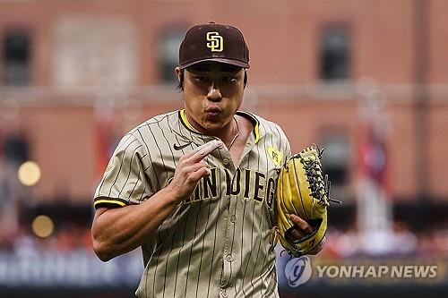 记者：没想到克罗斯退役后皇马连弱旅都拿不下 落后巴萨4分皇马难了