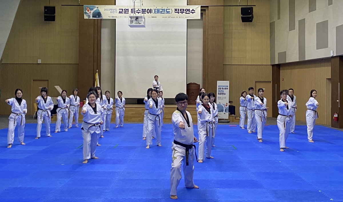 一触即发！拜仁官方发布国家德比海报：诺伊尔C位，凯恩PK吉拉西